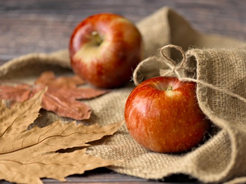 peggychoucair-apples-7465439_1920.jpg